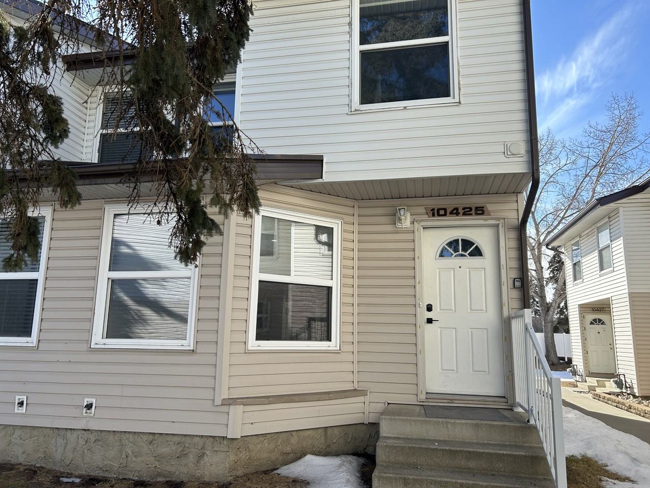 Spacious 2 Bed + Den 1.5 Bath Townhouse*Pet Friendly*Fenced Backyard ...