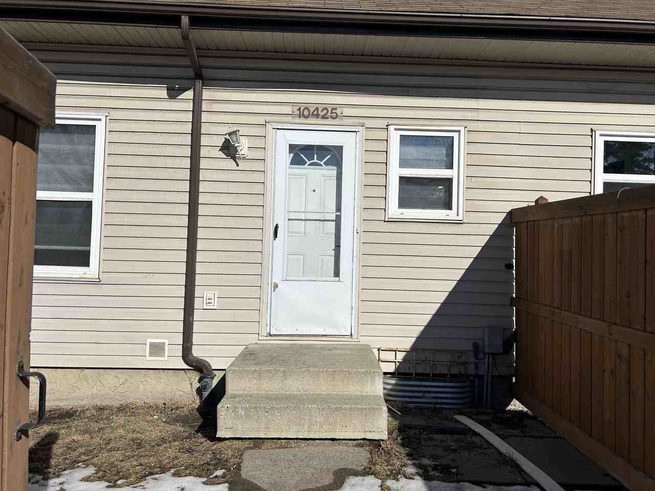 Spacious 2 Bed + Den 1.5 Bath Townhouse*Pet Friendly*Fenced Backyard ...