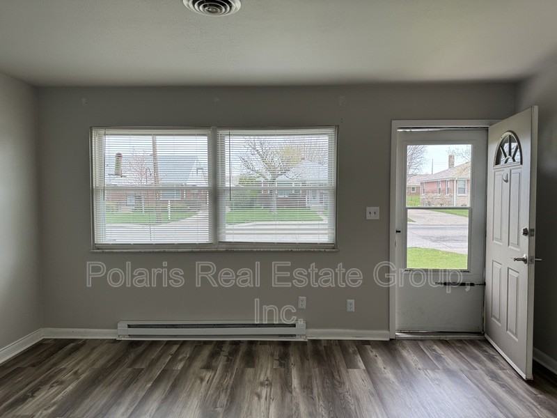 2121 Main St - Photo 2 of 14