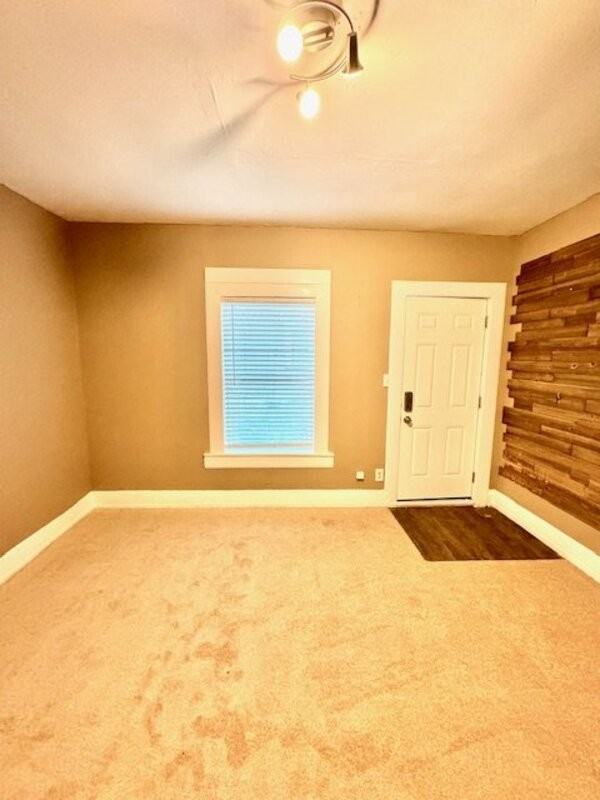 811 S Quaker Ave - Photo 3 of 7
