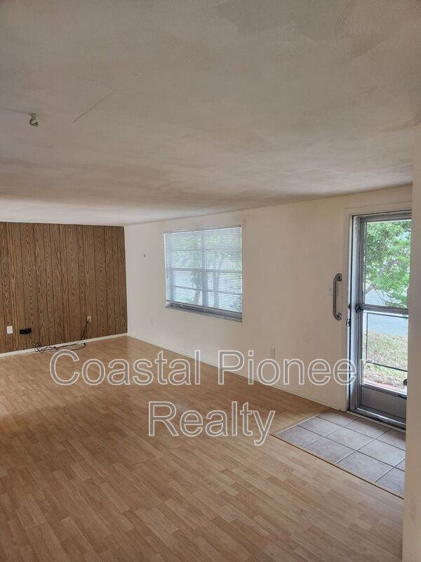 5823 Elm St - Photo 5 of 15