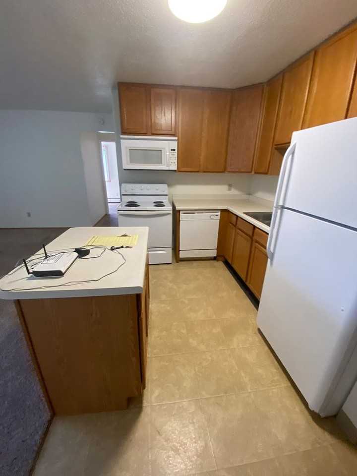 College Manor - Photo 5 of 6