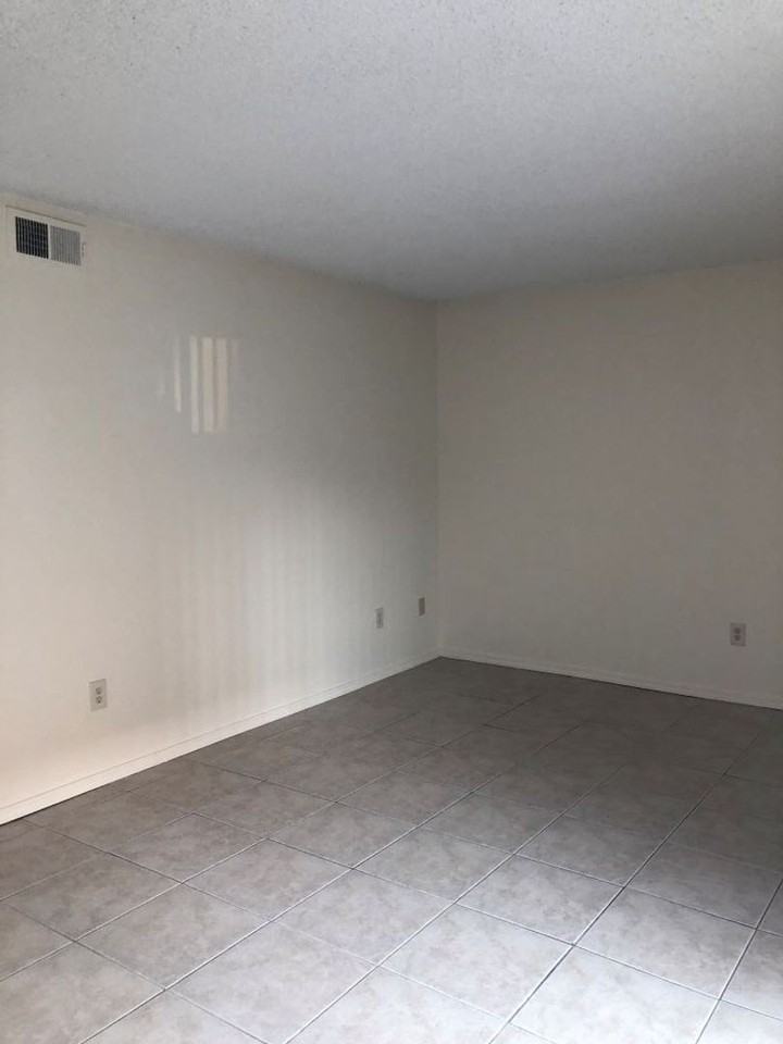 1811 Lacey St #19 - Photo 6 of 15