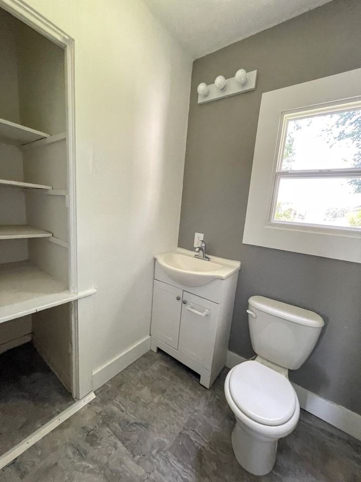 709 Macarthur Ave - Photo 3 of 9