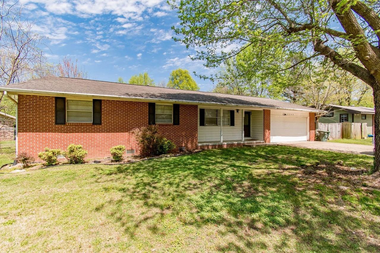 2340 W Berry St - Photo 3 of 18