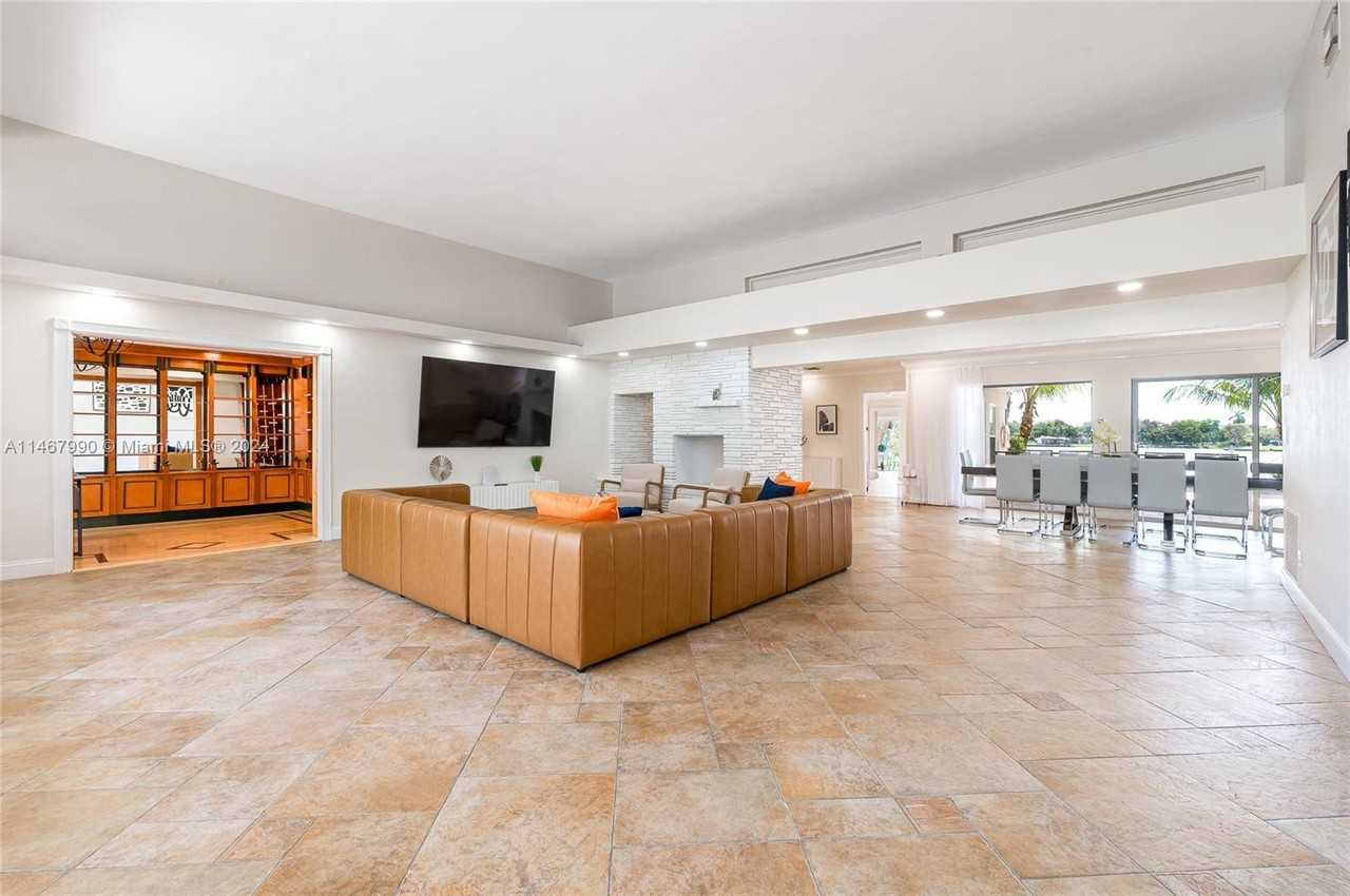 2500 Ne 199th St - Photo 5 of 50