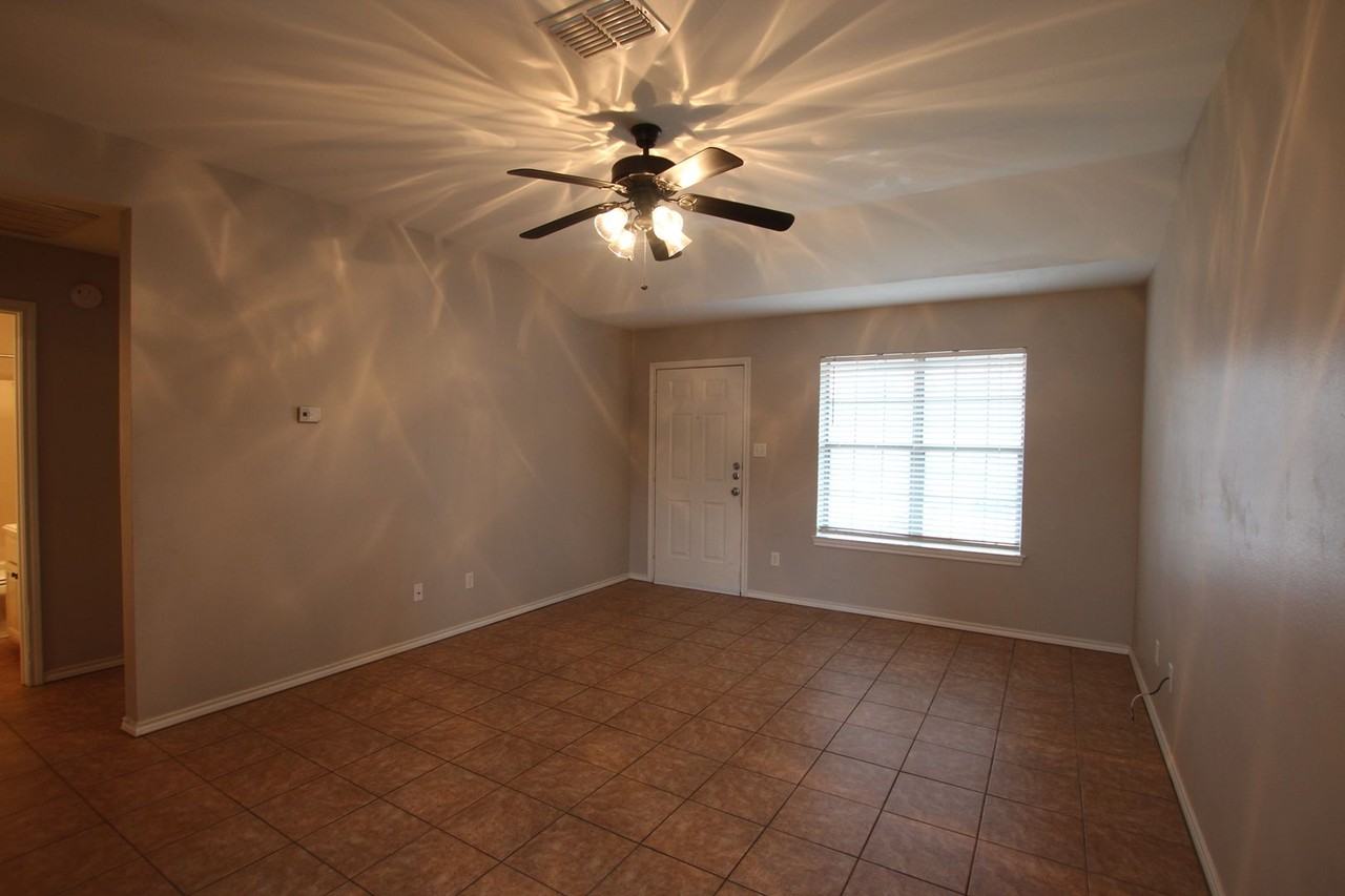 16922 Loring Ln - Photo 4 of 17