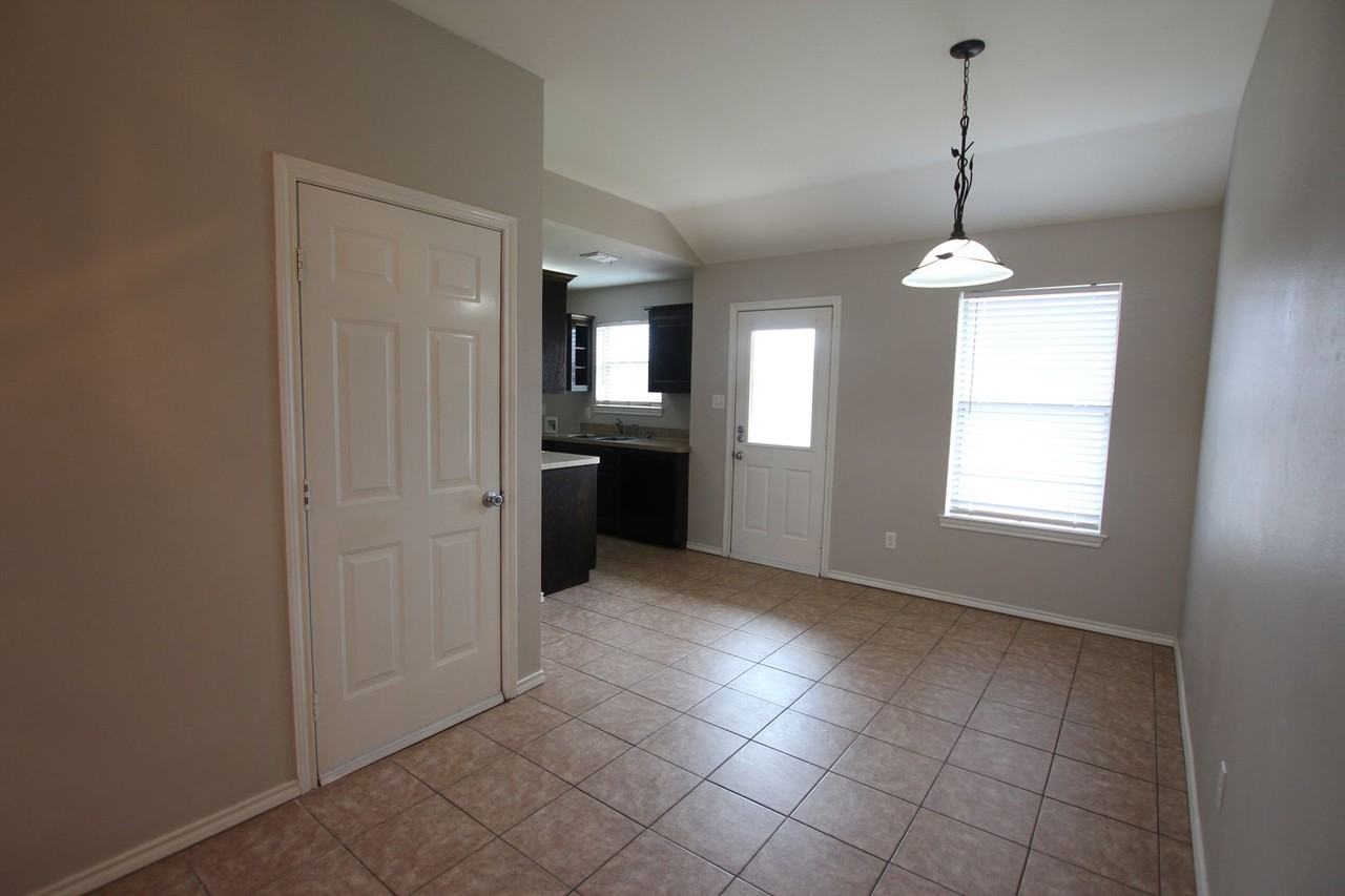 16922 Loring Ln - Photo 5 of 17