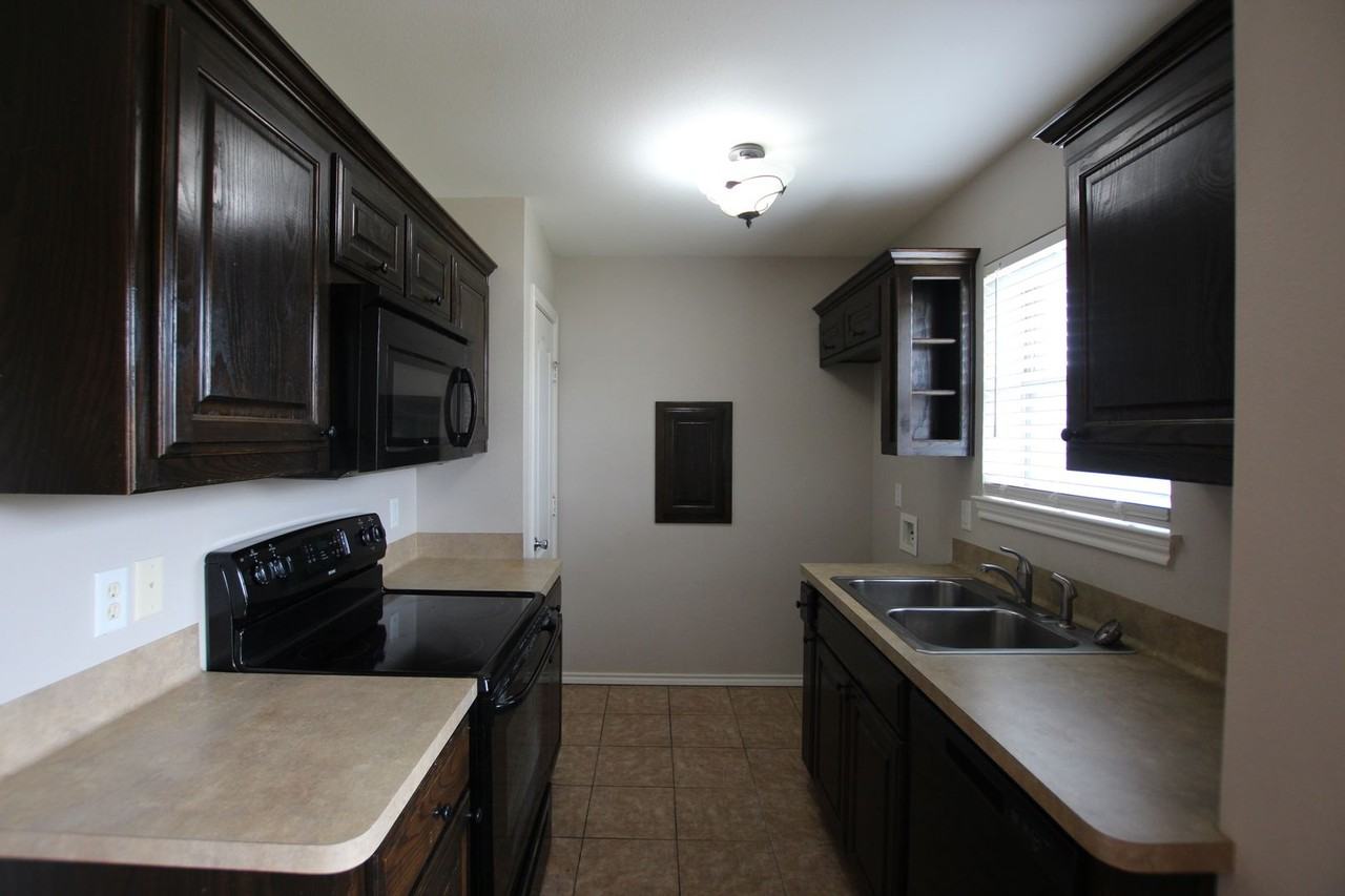 16922 Loring Ln - Photo 7 of 17