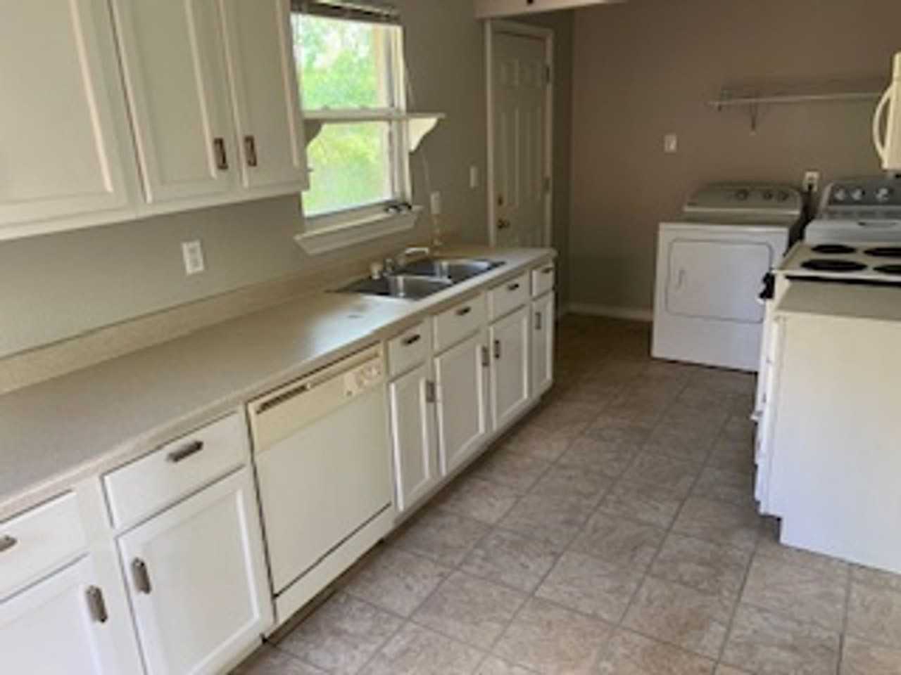 1412 Michial St - Photo 3 of 8