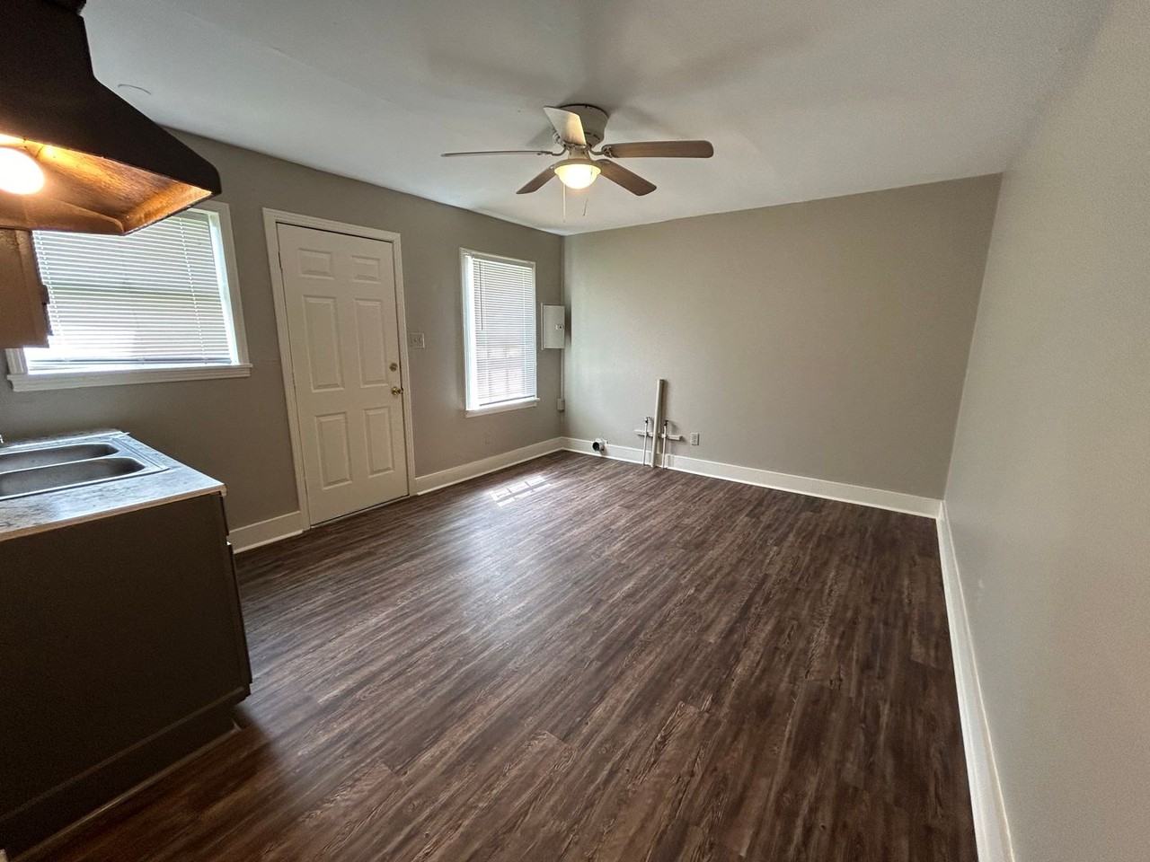 220 W Thomas St - Photo 3 of 6