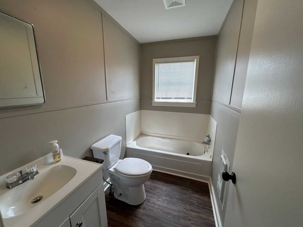 220 W Thomas St - Photo 4 of 6