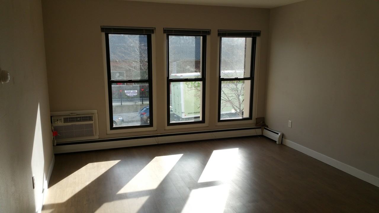 Modern Farwell Ave Apartments - Photo 4 of 21