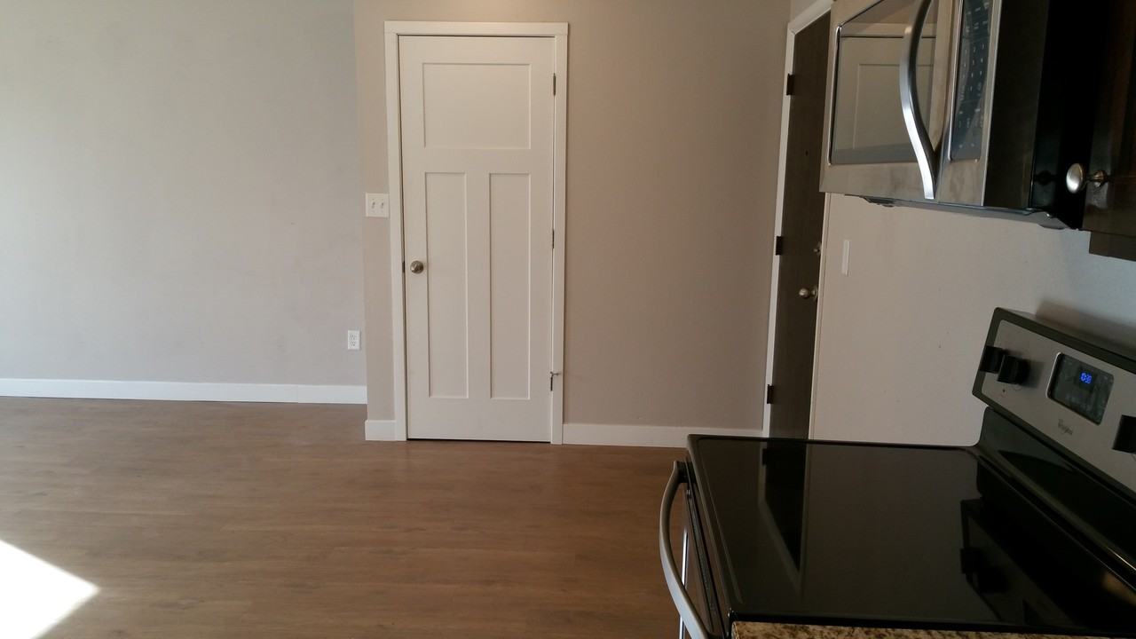 Modern Farwell Ave Apartments - Photo 6 of 21