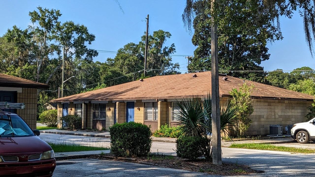 A4524 Suburban Apartments - Photo 3 of 16