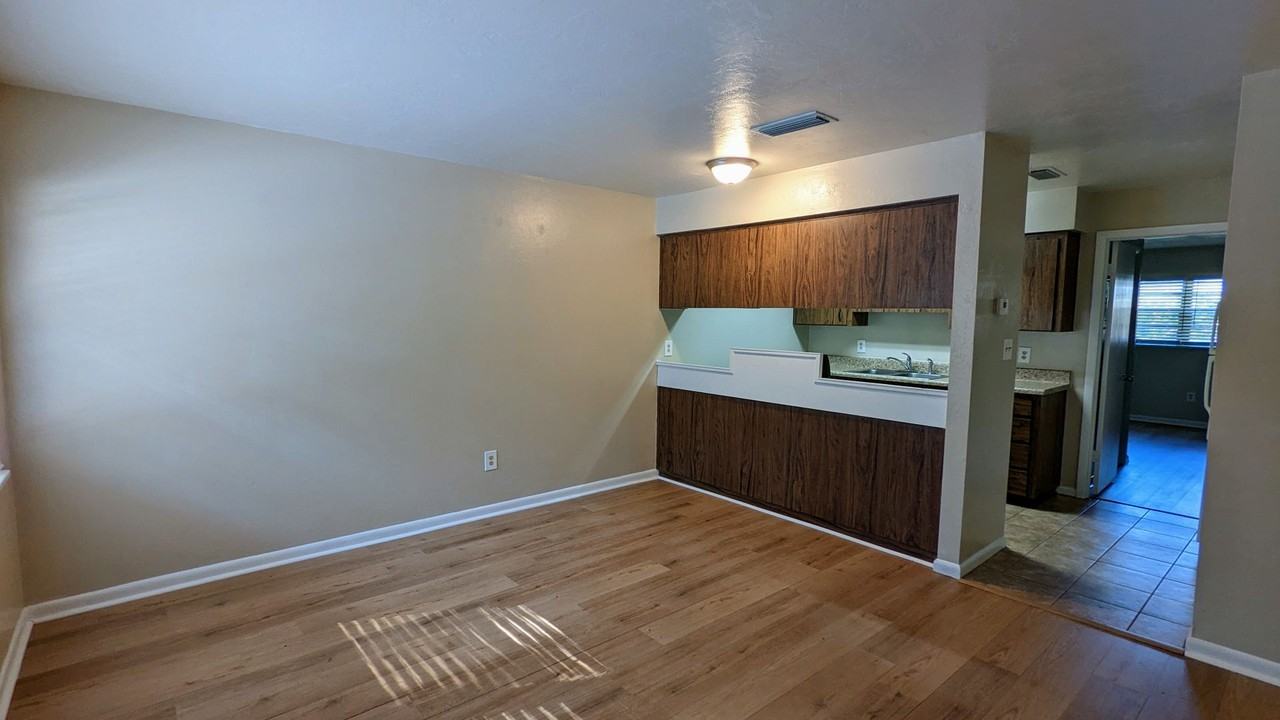 A4524 Suburban Apartments - Photo 5 of 16