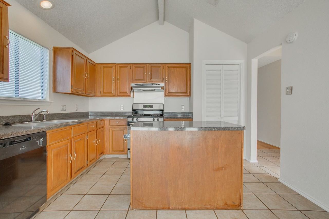 9805 Briar Ridge Dr - Photo 6 of 30