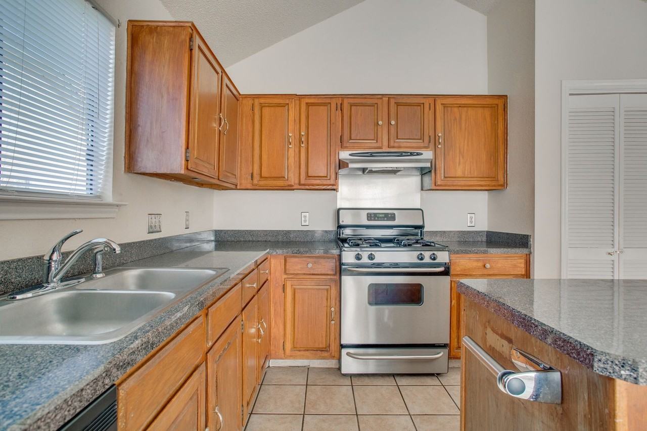 9805 Briar Ridge Dr - Photo 3 of 30