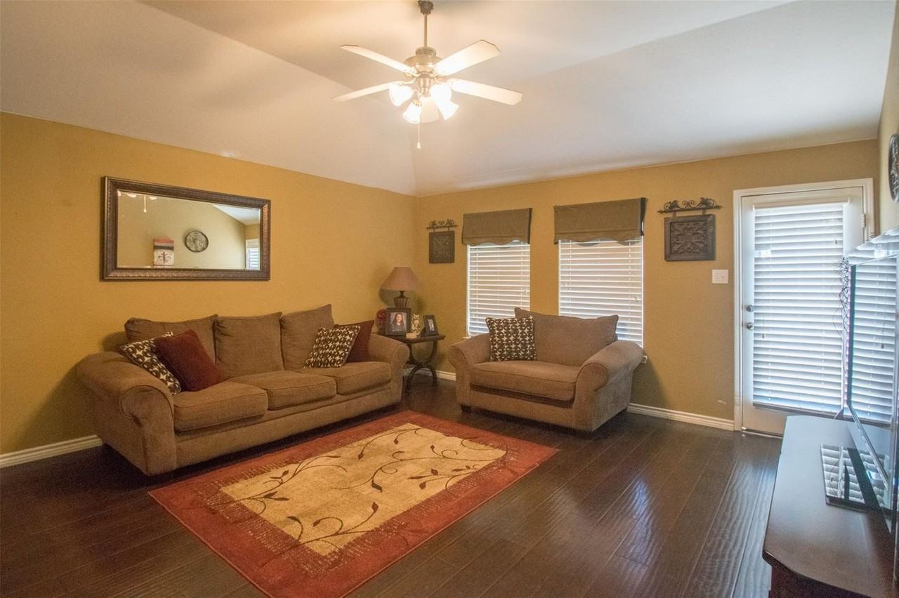 2806 Morgan Dr - Photo 2 of 34