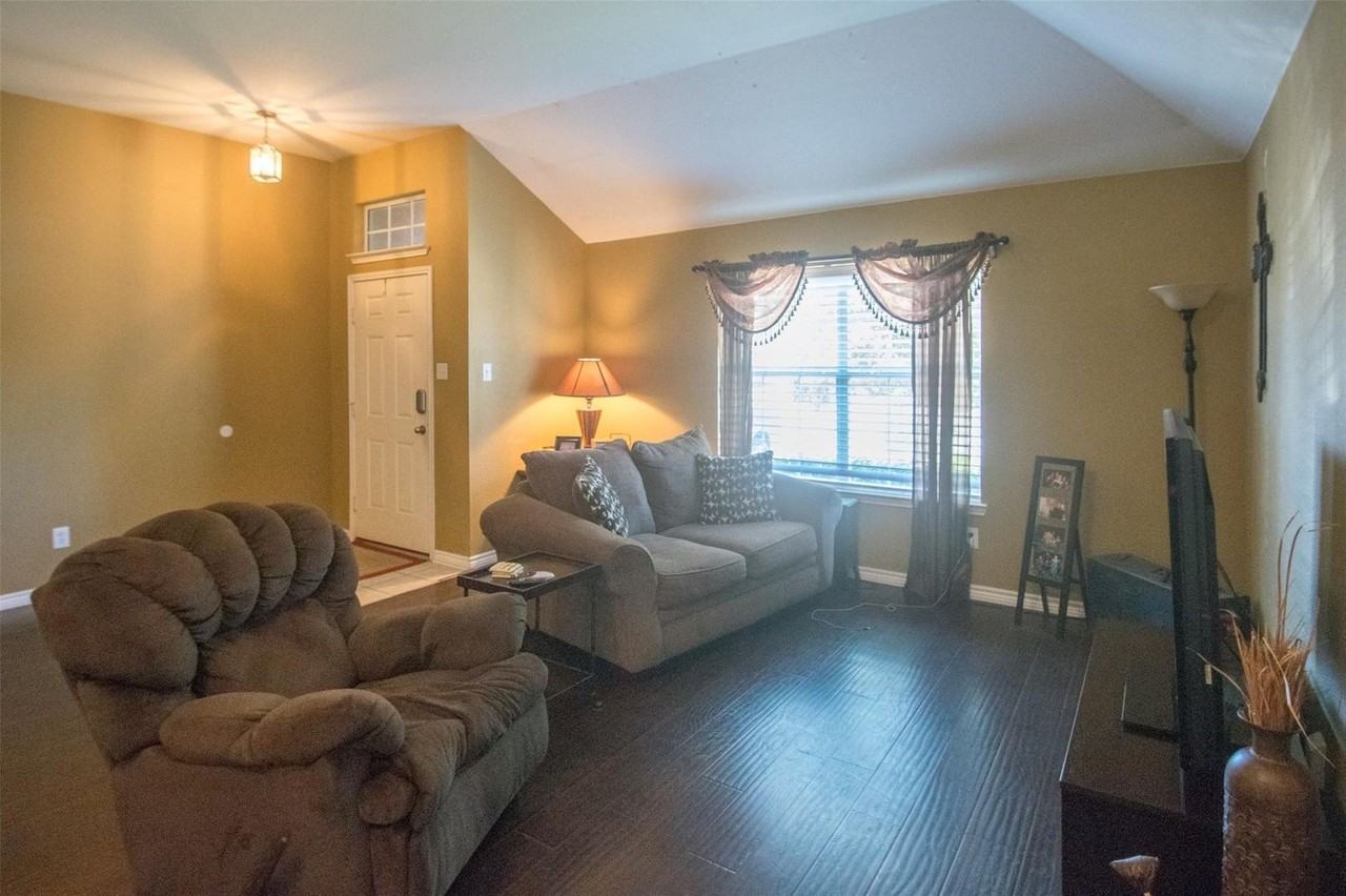 2806 Morgan Dr - Photo 3 of 34