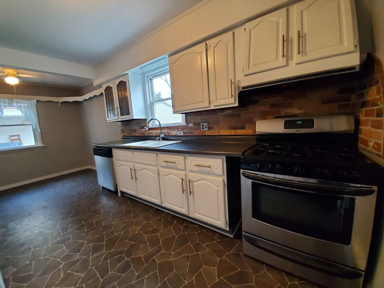 808 E Miller St - Photo 3 of 10