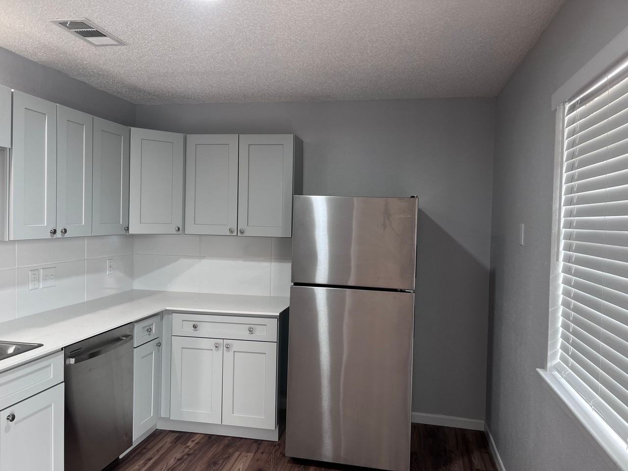 401 Root Ave - Photo 4 of 14