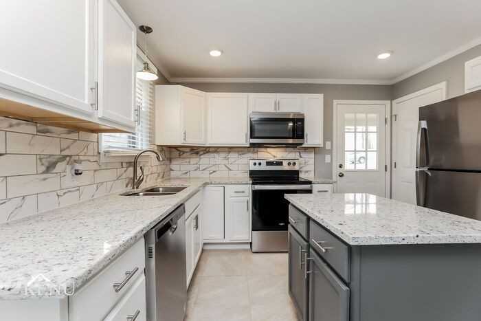 412 Tampa Dr - Photo 3 of 18