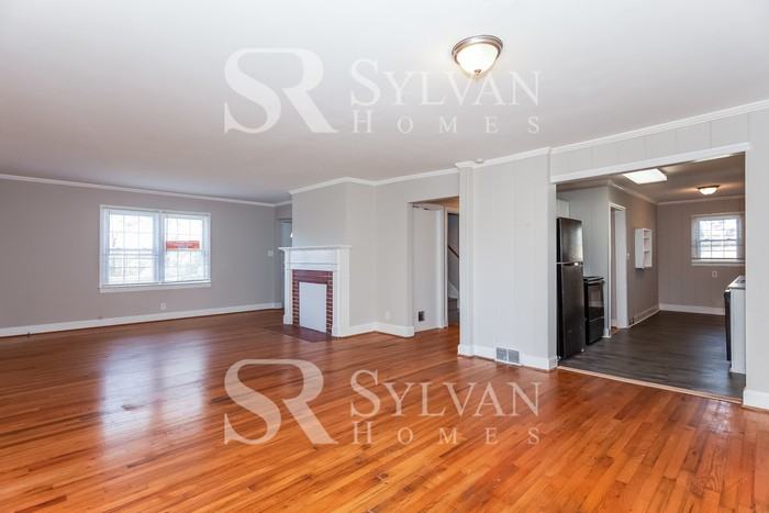 4915 Eastwin Dr - Photo 3 of 15