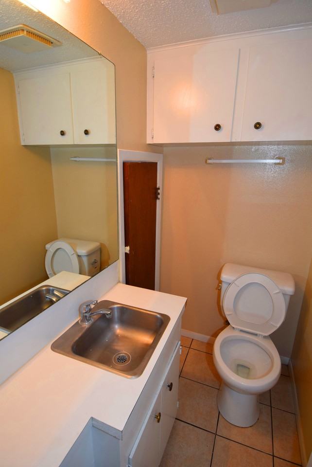 2100 Breezeway Cir #06 - Photo 4 of 17