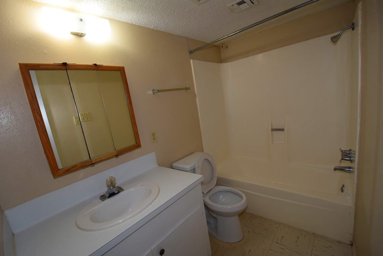 2100 Breezeway Cir #06 - Photo 7 of 17