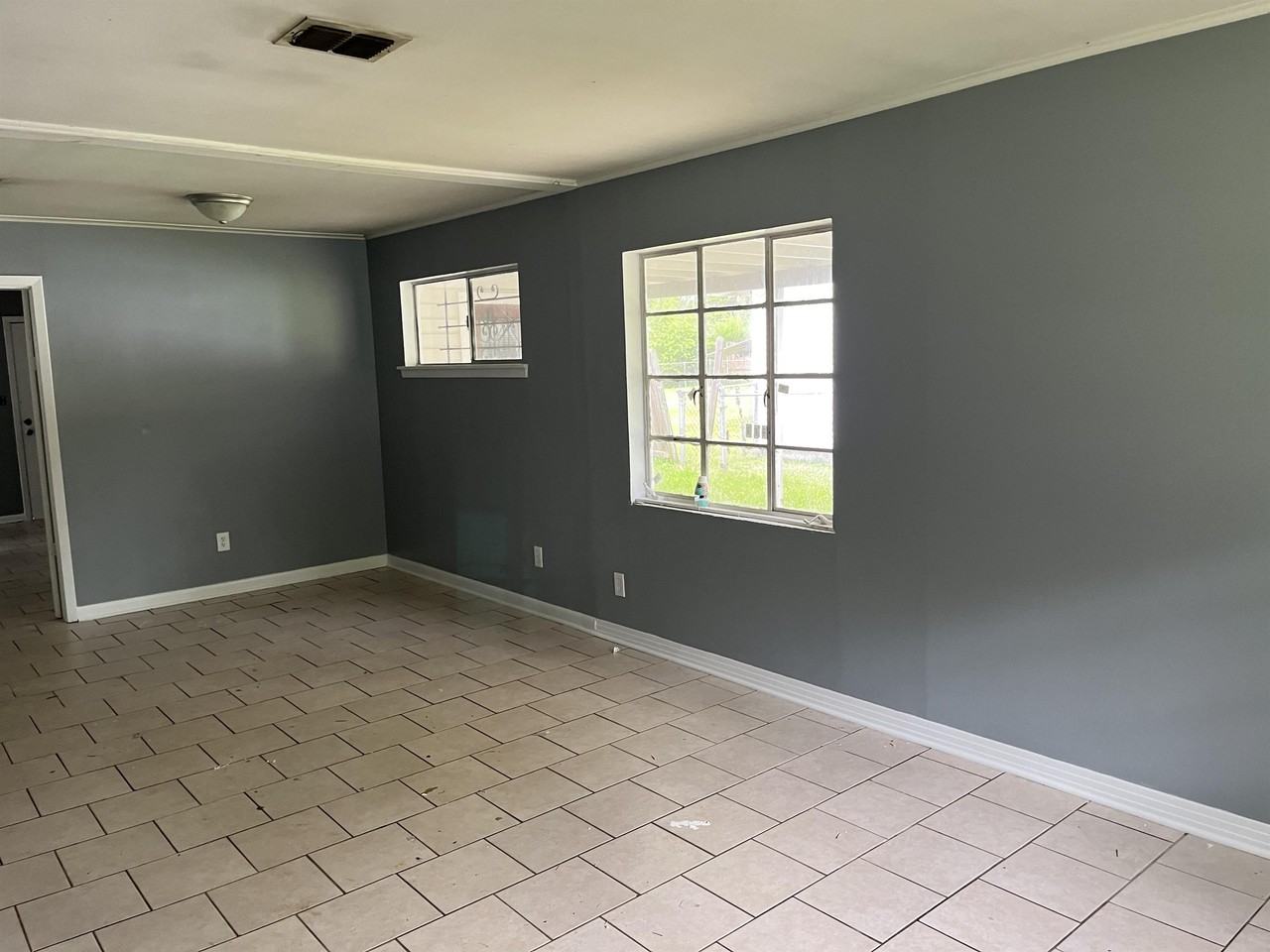 2943 Hillcrest Ave - Photo 2 of 11