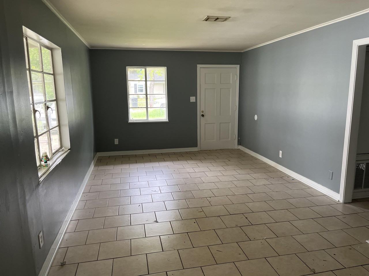 2943 Hillcrest Ave - Photo 4 of 11