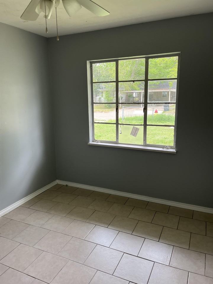 2943 Hillcrest Ave - Photo 6 of 11