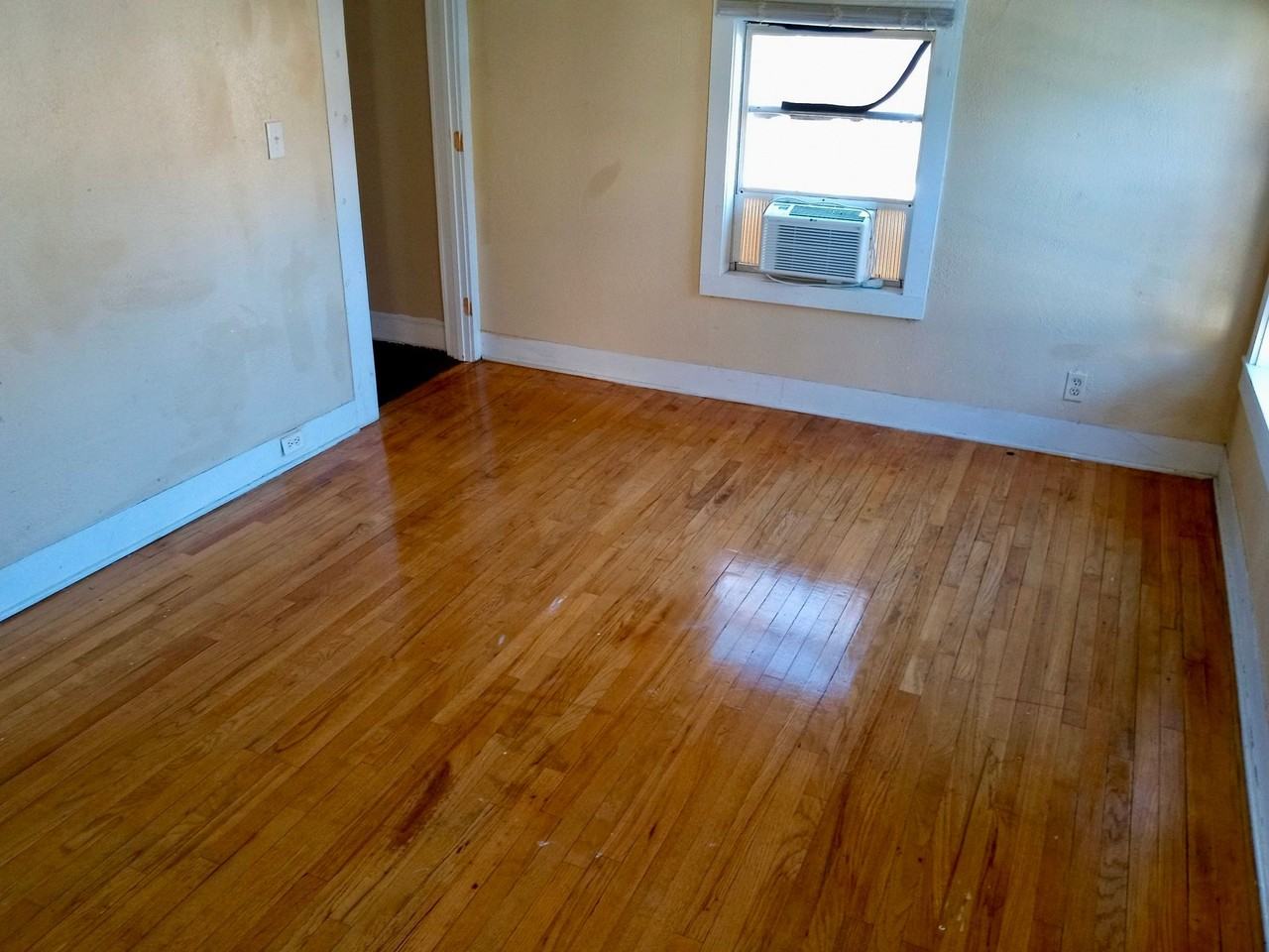 3203 1/2 Darien St - Photo 7 of 9