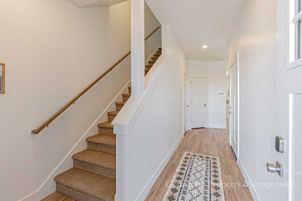 528 Harvester Ave - Photo 2 of 42