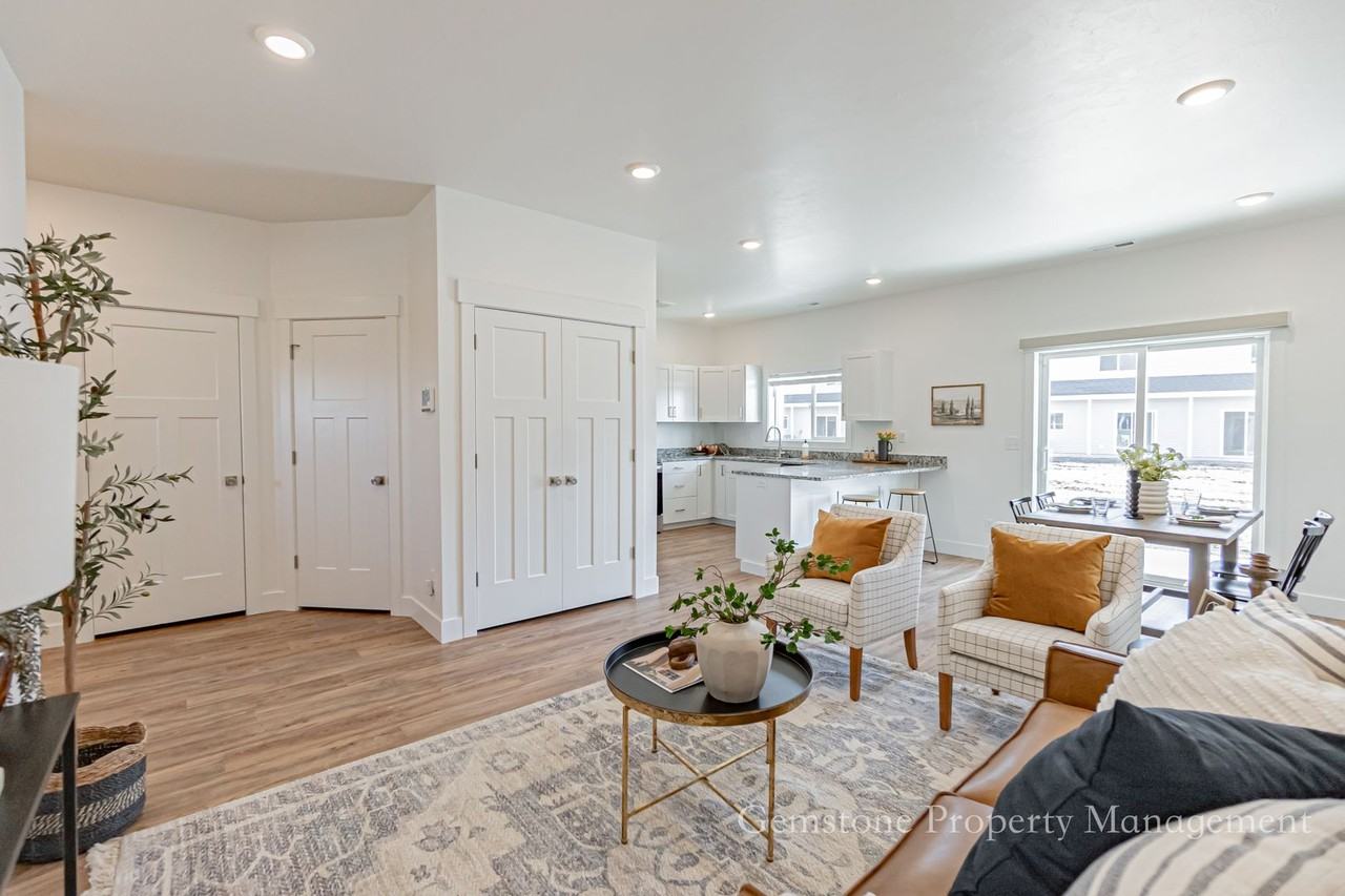 528 Harvester Ave - Photo 4 of 42
