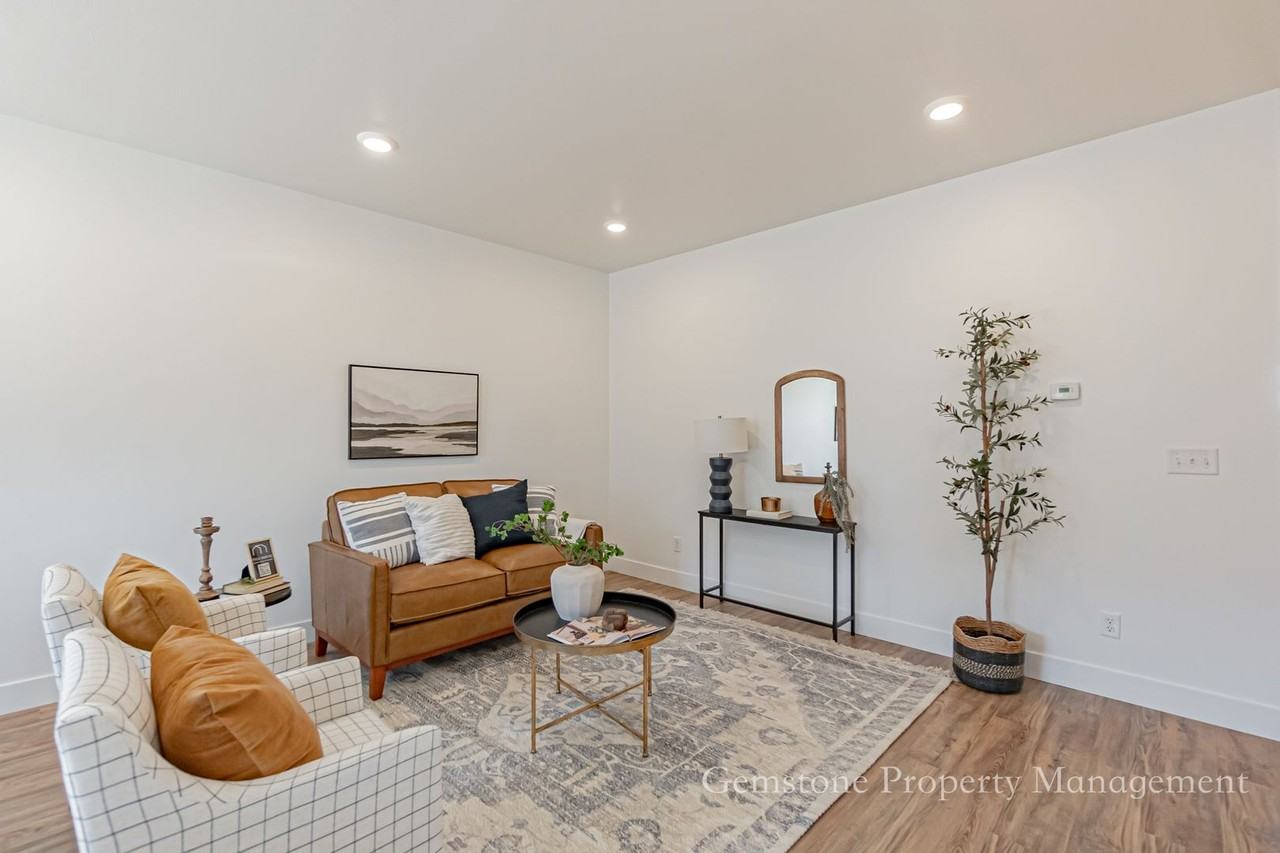 528 Harvester Ave - Photo 6 of 42