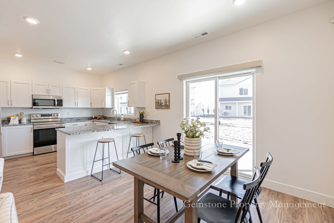 528 Harvester Ave - Photo 7 of 42