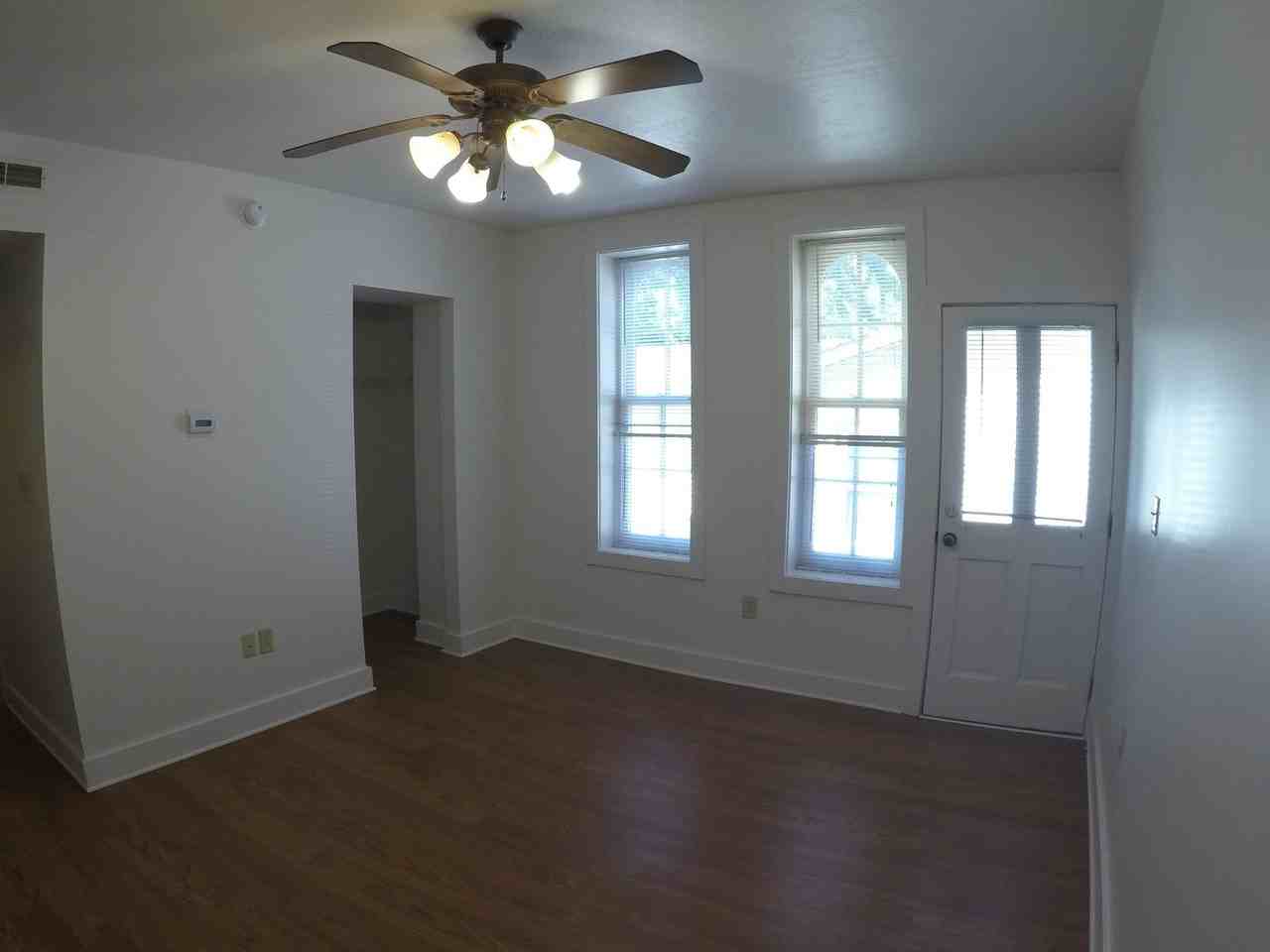 220 S 6th St (Maison de Ville) - Photo 2 of 9