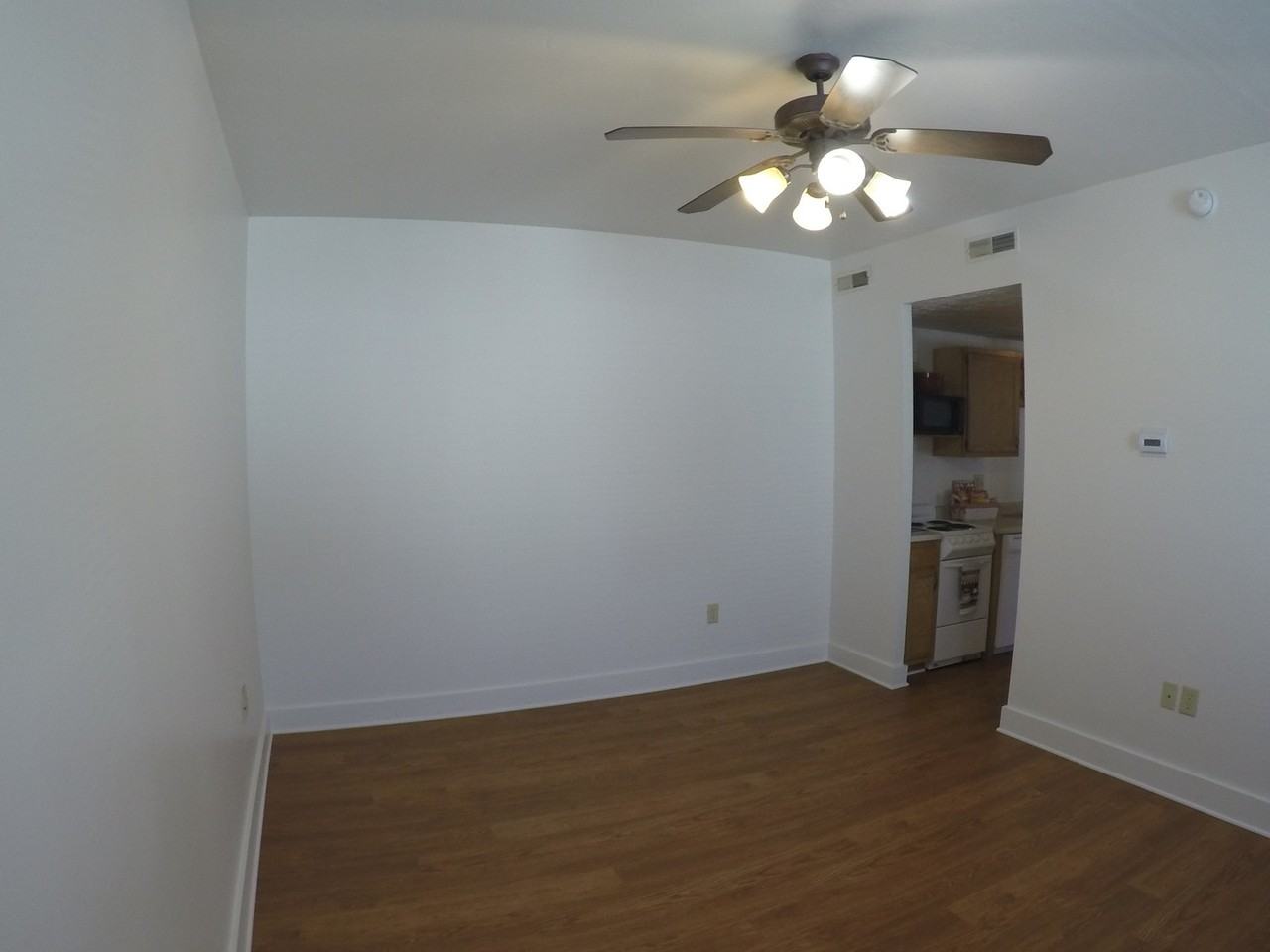 220 S 6th St (Maison de Ville) - Photo 3 of 9