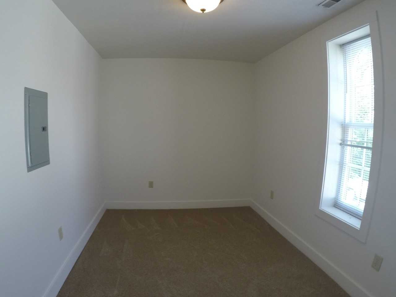 220 S 6th St (Maison de Ville) - Photo 6 of 9