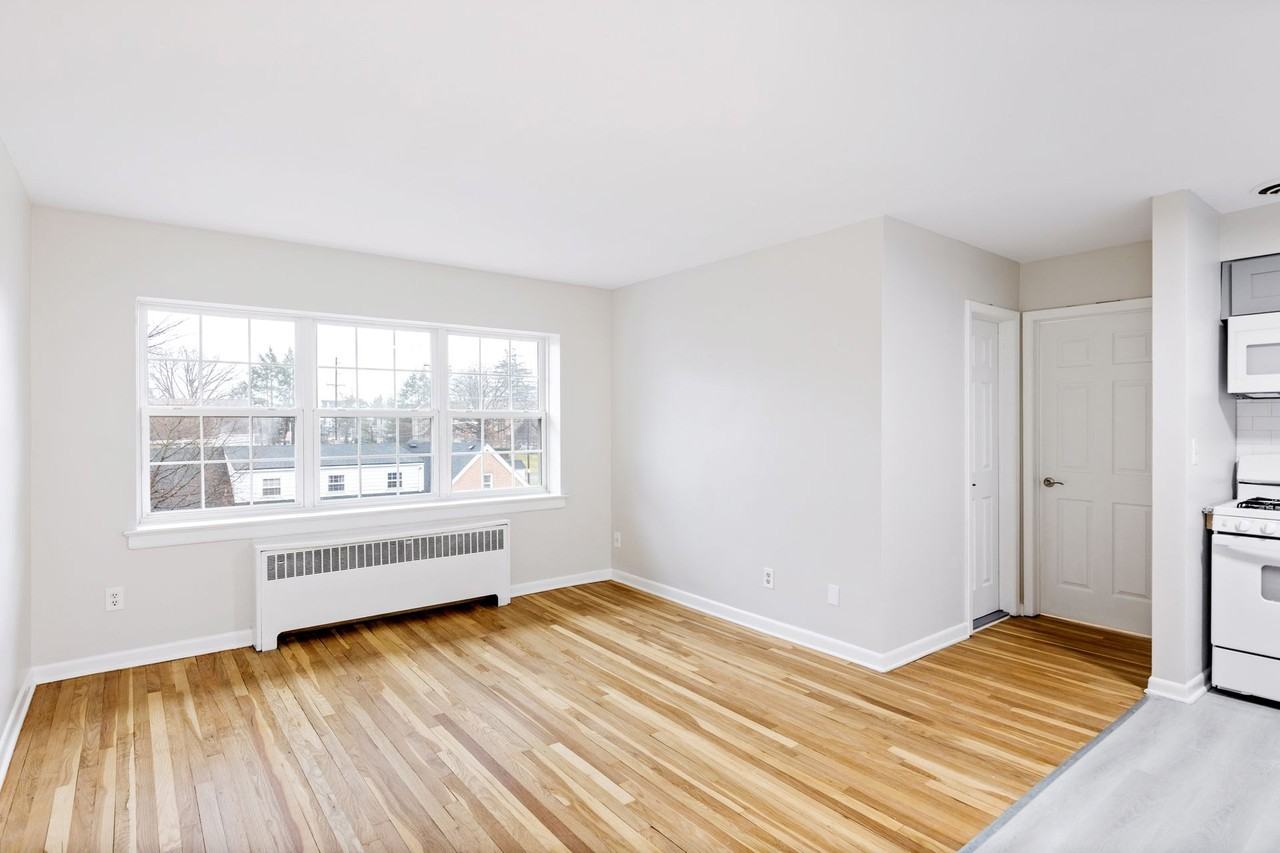 Colonial Court - Photo 4 of 12