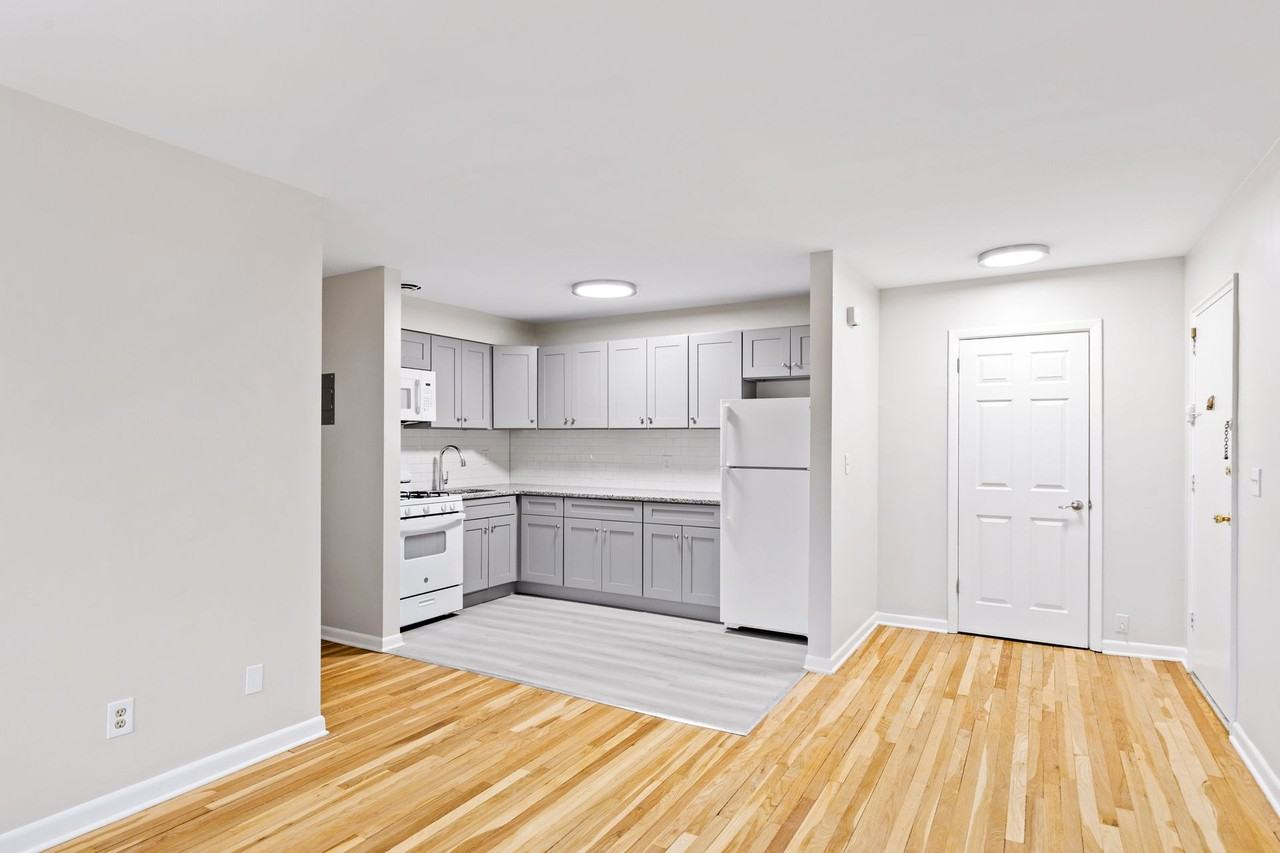 Colonial Court - Photo 5 of 12