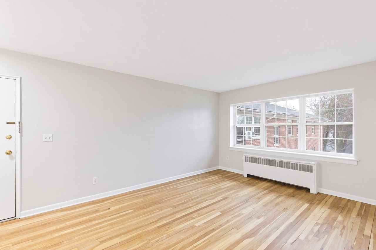 Colonial Court - Photo 7 of 12