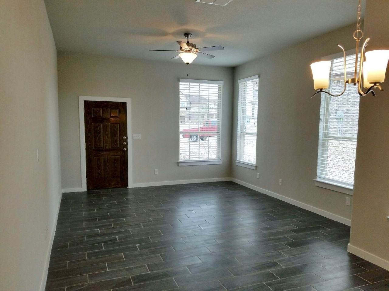 166 Lakeview Ct - Photo 2 of 10