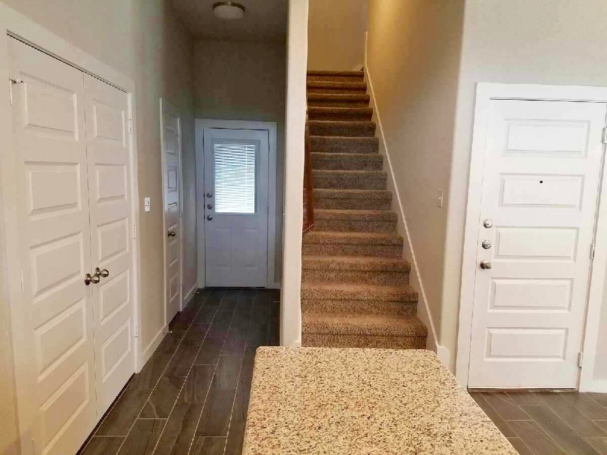166 Lakeview Ct - Photo 4 of 10