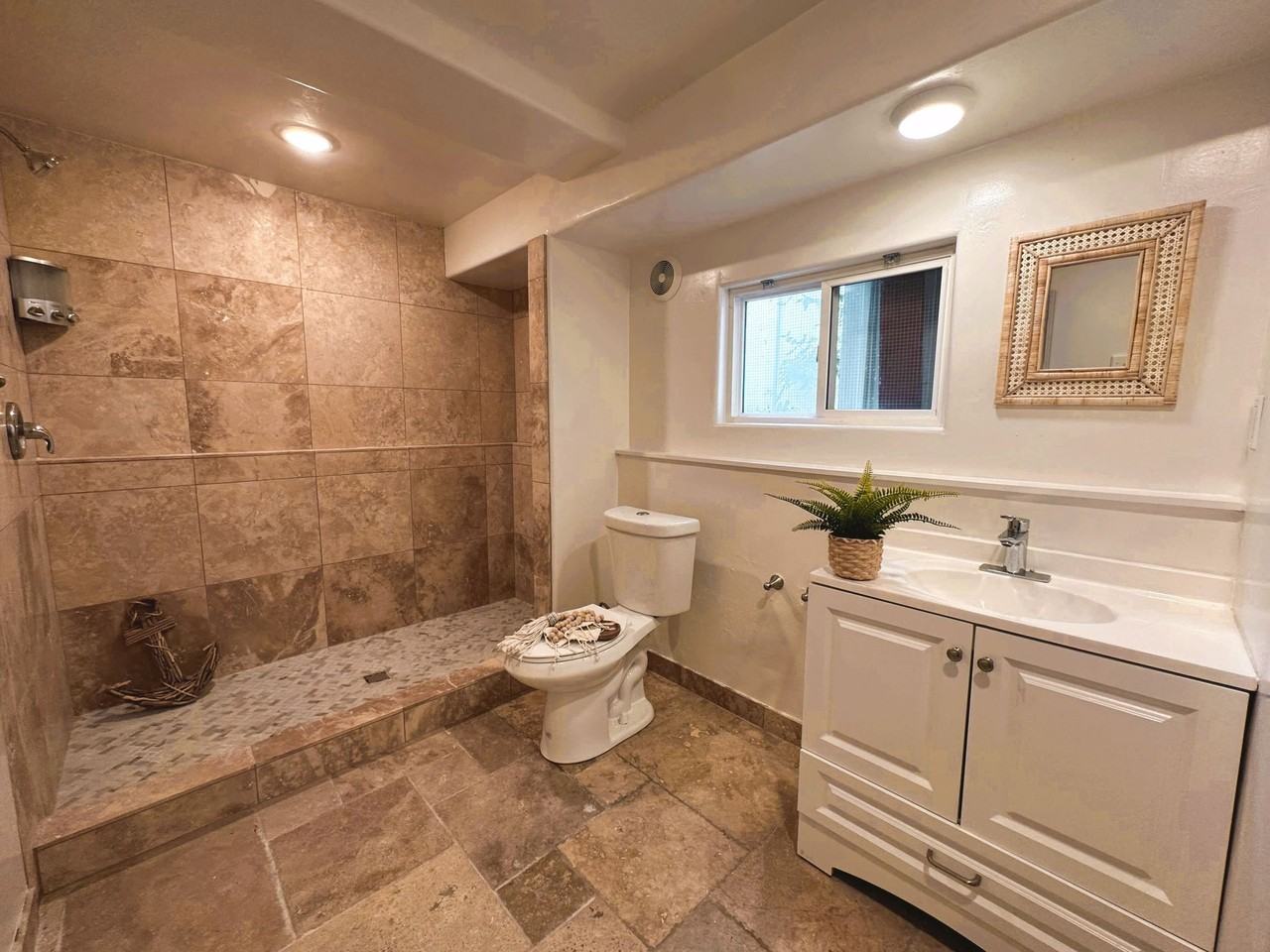 249 N Vulcan Ave - Photo 3 of 18