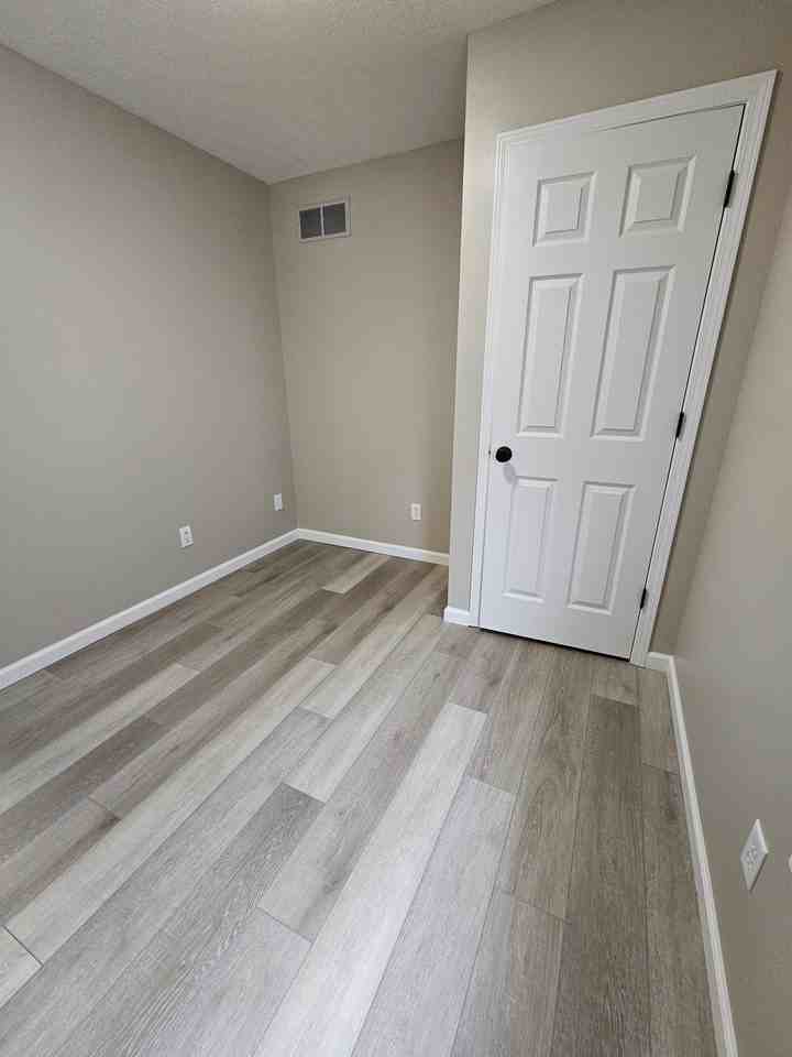 704 E Jefferson St - Photo 3 of 14