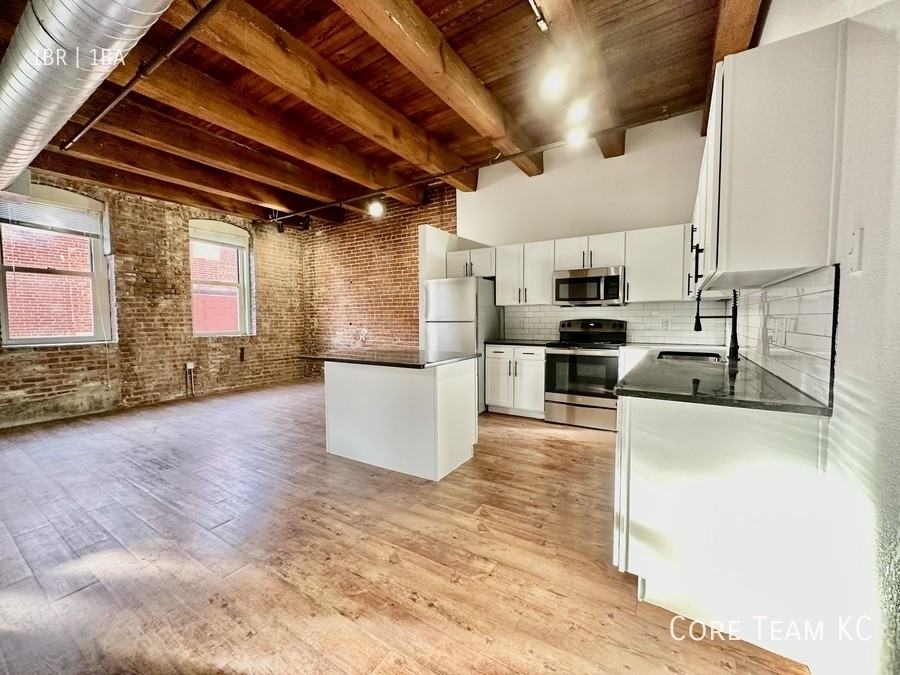 204 Walnut St - 205, Kansas City, MO, 64106 #205 - Photo 2 of 23