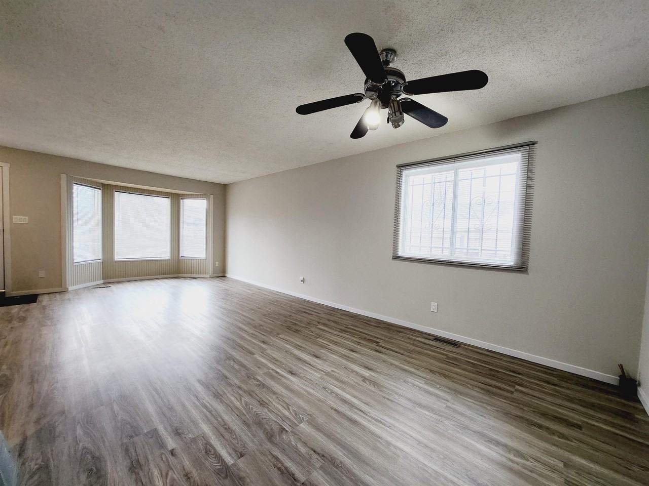 3432 42 St Nw #1 - Photo 3 of 19